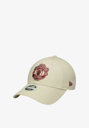 Beige Baseballcap mit gesticktem, burgunderrotem Manchester United-Logo auf der Vorderseite und New Era-Logo an der Seite, mit einem gebogenen Schirm.