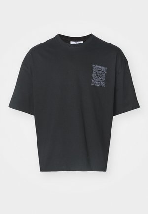 Black cropped t-shirt made of cotton. Features a round neckline and short sleeves. Includes a graphic print in blue on the chest.