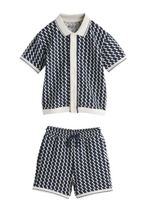 Koszula z krótkim rękawem na guziki w granatowo-biały wzór z kołnierzem oraz pasujące szorty z elastycznym pasem i sznurkiem.