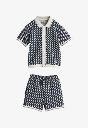 Rövid ujjú, galléros, gombos ing tengerészkék-fehér mintával és hozzáillő, gumis derekú, megkötős rövidnadrág.