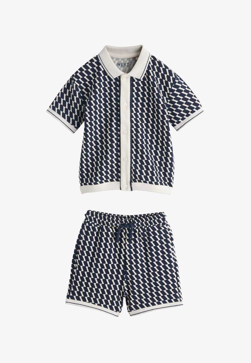 Kortermig overhemdbloesje met knopen, marineblauw-wit patroon en kraag, plus bijpassende elastische short met trekkoord in de taille.