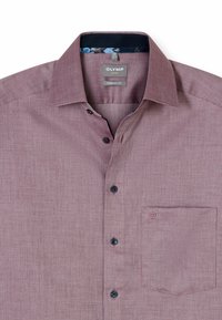 Bordeauxfarbene Button-Up-Hemd aus strukturiertem Stoff, mit einer kleinen Brusttasche und einem blumenmusternden inneren Kragen. Schwarze Knöpfe setzen Akzente im Design.