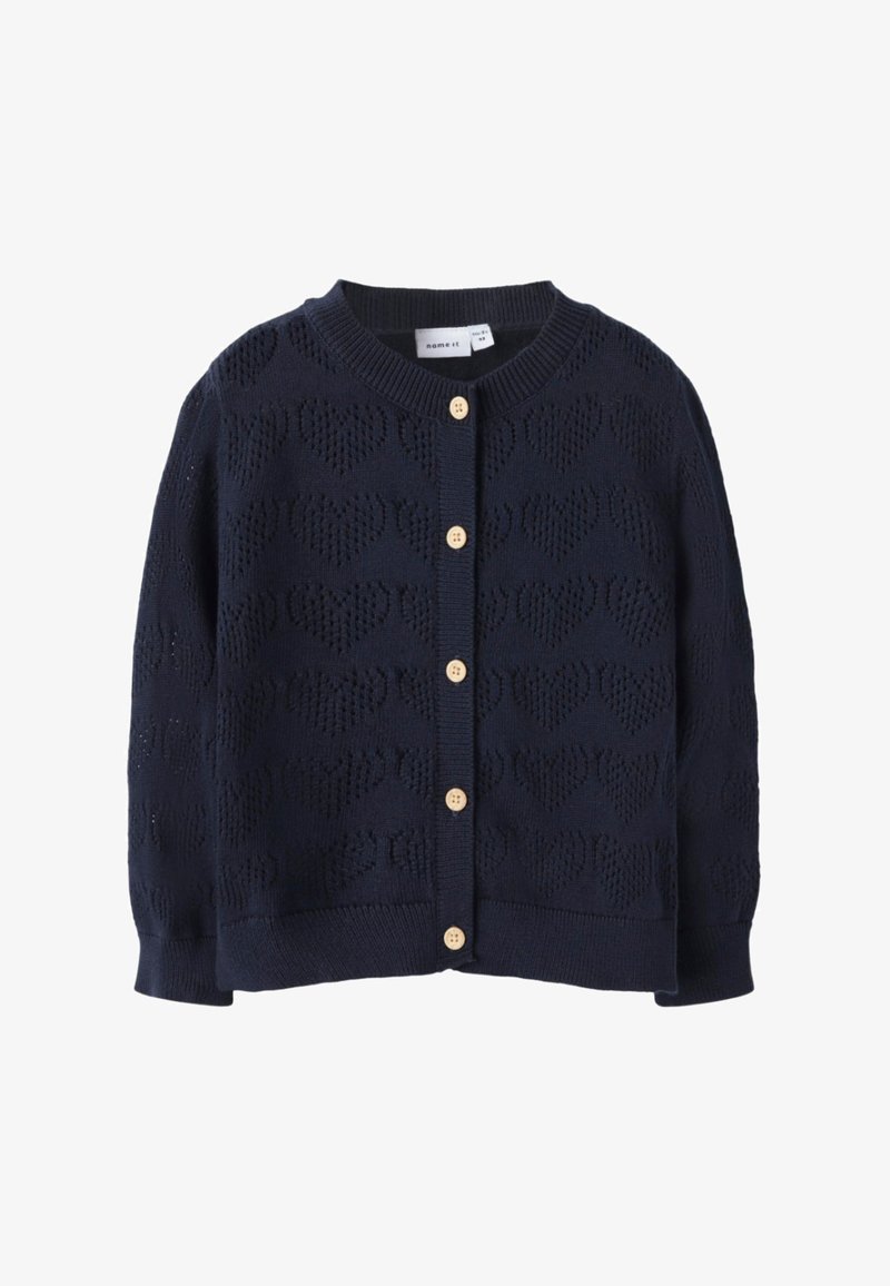 Marineblaue Strickjacke mit Herzmustern, rundem Ausschnitt und sechs Holzknöpfen vorne. Gerippte Bündchen und Saum.