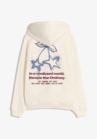 Kremowy hoodie z dużą grafiką na plecach, przedstawiającą dwie niebieskie gwiazdy i tekst w kolorze czerwonym. Zaprojektowany z kapturem na sznurku.