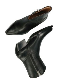 Botas de cuero negro hasta el tobillo con punta afilada, que presentan un tacón grueso y cremallera lateral, acentuadas con detalles de costura en contraste.