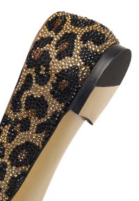 Schoenenhiel met luipaardprint, versierd met zwarte en gouden rhinestones, gladbeige zool en zwarte rubberen hakpunt.