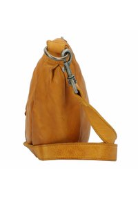 Borsa in pelle giallo senape con finitura testurizzata. Caratterizzata da una forma ampia e una tracolla rimovibile con un accento in metallo argento.