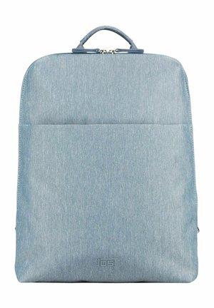 Sac à dos rectangulaire en tissu bleu clair avec une seule poignée supérieure et un compartiment zippé à l'avant, design minimaliste.