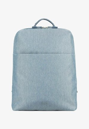 Sac à dos rectangulaire en tissu bleu clair avec une seule poignée supérieure et un compartiment zippé à l'avant, design minimaliste.