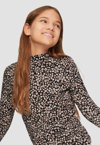 Langsleeve, strak aansluitend shirt in zwarte stof met een roze bloemmotief, voorzien van een hoge kraag en een gladde textuur.