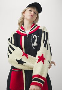 Jaded London TEAM ZIP THROUGH - Cardigan - dark blue/off-white/red