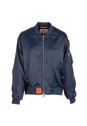 Granatowa kurtka bomber z przednim zamkiem błyskawicznym, prążkowanym kołnierzem i mankietami, kieszenią na zamek na rękawie oraz pomarańczową naszywką marki u dołu.