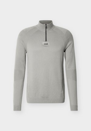 Ανοιχτό γκρι μακρυμάνικο πουλόβερ με φερμουάρ μαύρου χρώματος στο ένα τέταρτο και λογότυπο BOSS στο στήθος, με ριμπ ύφασμα στον ψηλό γιακά και τα μανίκια.