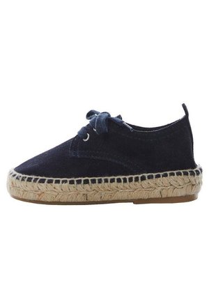 Navyblauwe veterschoenen espadrilles met dikke gevlochten jutezool en rubberen onderzijde, gezien vanaf de zijkant op een witte achtergrond.