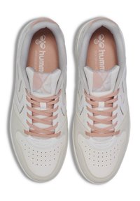 Vita sportskor med rosa accenter, med en slät leather övre, meshinredning och perforerad tå, snörda med rosa skosnören.