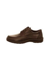 Chaussure en cuir marron avec un bout arrondi, six œillets et une semelle rembourrée. Présente des coutures minimales et un logo discret sur le côté.