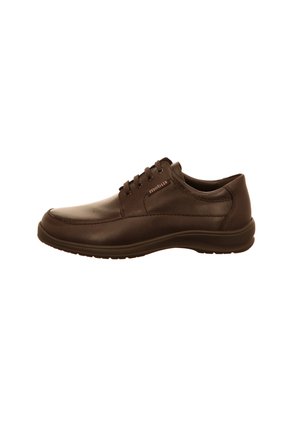 Chaussure en cuir marron avec un bout arrondi, six œillets et une semelle rembourrée. Présente des coutures minimales et un logo discret sur le côté.