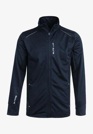 Marineblaue Softshelljacke mit hohem Kragen, durchgehendem Reißverschluss, langen Ärmeln, reflektierenden Akzenten und seitlichen Reißverschlusstaschen. Mit weißem Logotext.