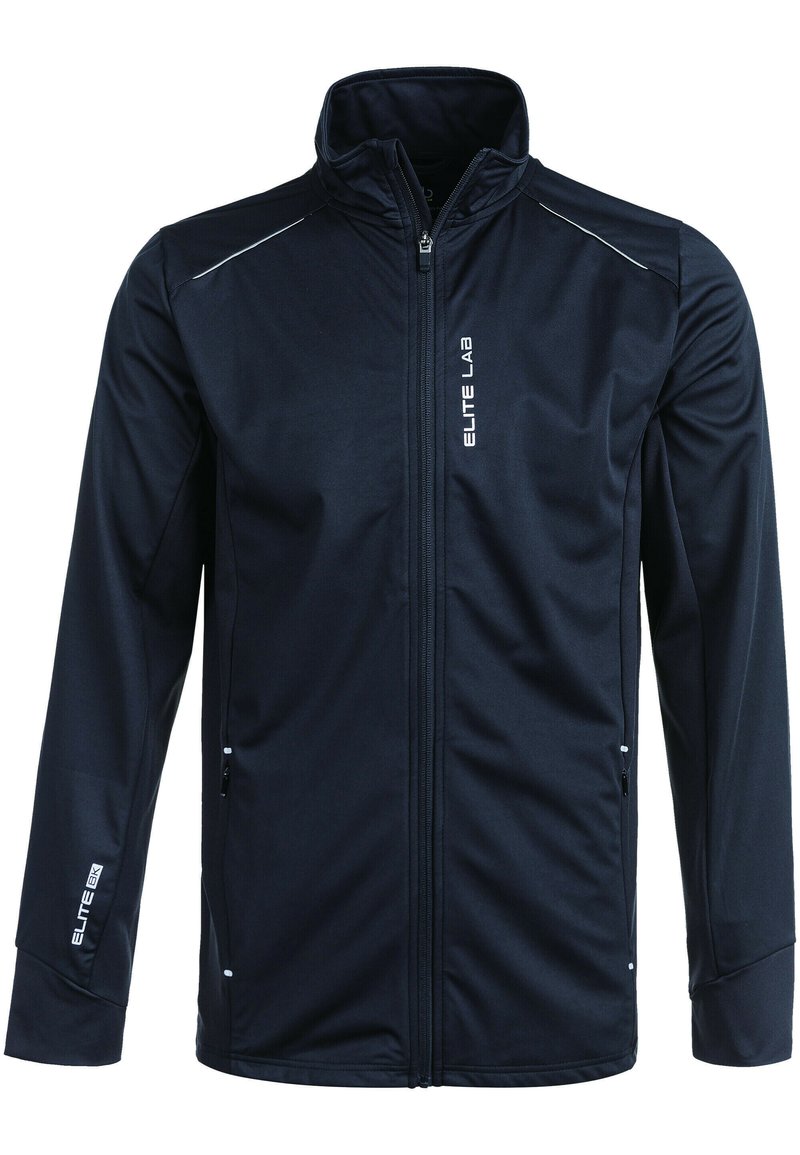 Marineblå softshell-jakke med høj krave, fuld lynlås, lange ærmer, reflekterende detaljer og lynlåslommer på siden. Har hvid logo-tekst.