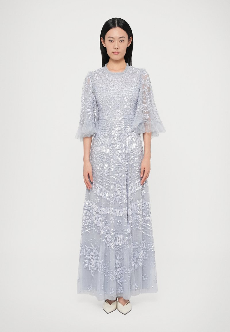 Φόρεμα μακρύ μέχρι το πάτωμα σε ανοιχτό μπλε χρώμα με σχέδιο από παγιέτες σε σχήμα λουλουδιών, διάφανα μανίκια με βολάν και στρογγυλή λαιμόκοψη. Λείο υφή με λεπτομέρειες σε στρώσεις.