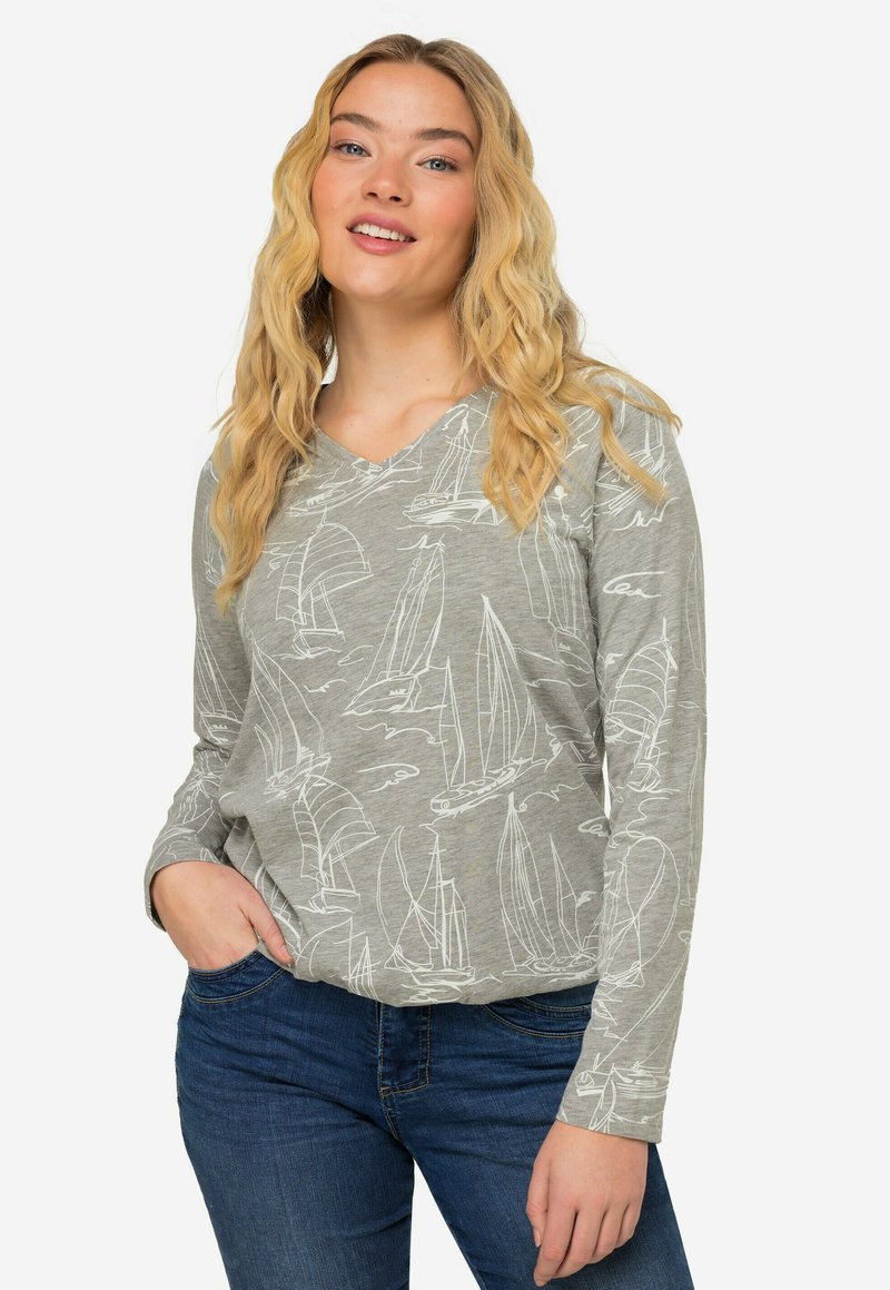 Jasnoszara, długosleeve'owa koszula V-neck z białymi wzorami żaglówki. Miękka, bawełniana tkanina w połączeniu, luźny krój, zestawiona z ciemnymi dżinsami.