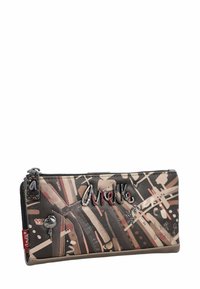 Cartera de cuero con un patrón abstracto multicolor en marrón, beige y rojo. Presenta un cierre con cremallera, un logo metálico y accesorios decorativos.