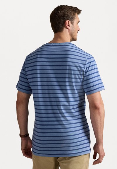 Tricou de culoare albastră cu mânecă scurtă, având dungi orizontale de nuanță navy, guler rotund și un material moale, texturat.