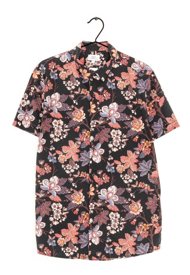 Chemise à manches courtes avec un fond noir présentant un motif floral en rouge, bleu et crème. Fabriquée en tissu léger avec une fermeture à boutons.