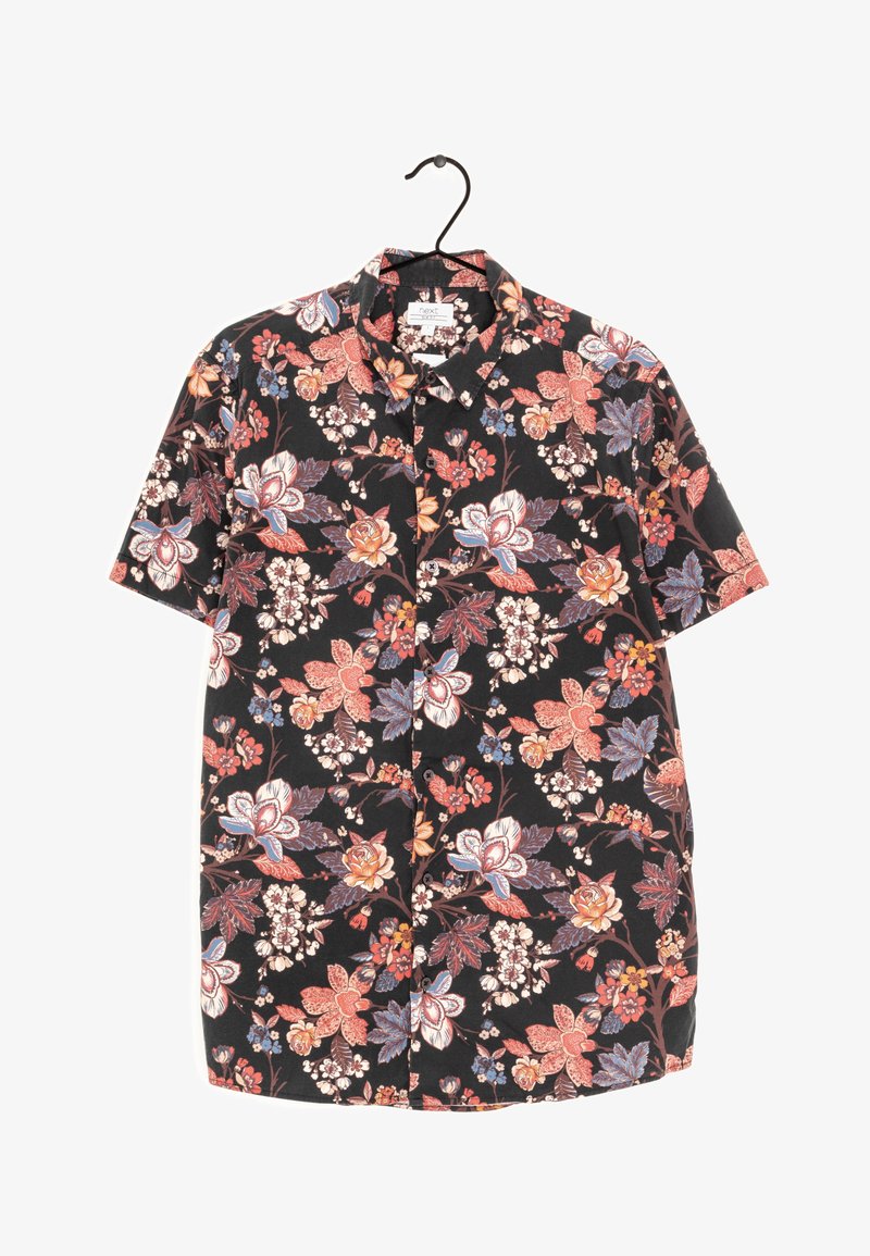 Chemise à manches courtes avec un fond noir présentant un motif floral en rouge, bleu et crème. Fabriquée en tissu léger avec une fermeture à boutons.