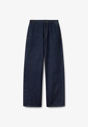 Pantalons en denim large bleu foncé avec poches avant et fermeture à bouton, présentés sur un fond blanc.
