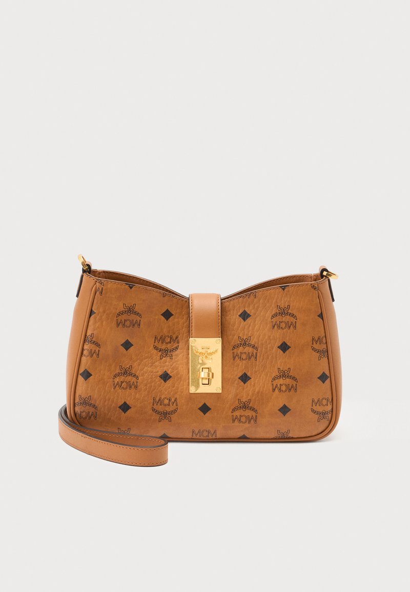 Sac bandoulière en cuir marron avec logos MCM noirs, motifs en losanges et fermeture à boucle dorée sur fond uni.