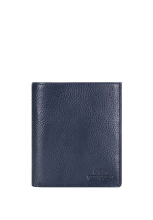 Portafoglio bifold in pelle blu scuro texturizzata con logo del marchio in rilievo nell'angolo inferiore destro su sfondo bianco.