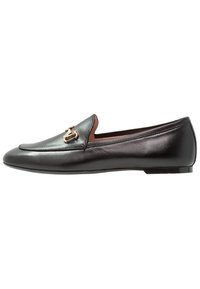 Černá kožená loafer obuv s kulatou špičkou, zdobená zlatým kovovým detailem na svršku. Hladká textura a plochý design podrážky.