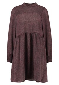 Långärmad klänning i vinröd med detaljerade svarta blommönster. Den har en smockad bodice och en utsvängd kjol. Mjuk tygtextur.