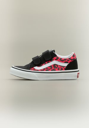 Niedriger Sneaker mit schwarzer Spitze, zwei schwarzen Klettverschlüssen, weißer Sohle und rotem Leopardenmuster auf den Seitenpaneelen.