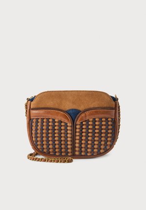 Pequeño bolso bandolera con parte superior de ante marrón, bolsillos frontales de cuero tejido y tela, y correa de cadena en tono dorado sobre un fondo liso.