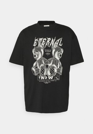 Schwarzes T-Shirt mit weißer Grafik von zwei drahtgitterförmigen Teddybären Rücken an Rücken, darüber großer Schriftzug "ETERNAL" und darunter Schriftzug "NOW".