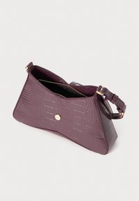 Borsa a tracolla in eco-pelle di coccodrillo viola con forma triangolare, hardware dorato, scomparto con zip e tracolla regolabile.