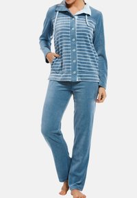 Ensemble de pyjama en velours bleu comprenant un haut �à rayures à boutons avec col et manches longues, assorti à un pantalon droit.