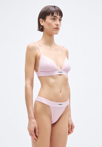 Világos rózsaszín bralet háromszög alakú kosárral és vékony pántokkal, hozzáillő rózsaszín tanga, melynek derékpántja márkás elasztikus anyagból készült.