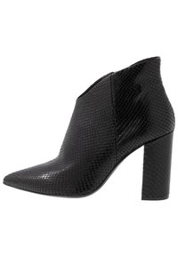 Schwarze Ankle Boots mit spitzem Zehenbereich, aus strukturiertem Leder mit einem Reptilmuster, ausgestattet mit einem klobigen Absatz und einer eleganten Silhouette.