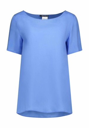 Blouse bleu clair à manches courtes avec un col rond et un ourlet légèrement incurvé, présentée sur un fond blanc uni.
