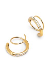 Goldfarbene Ohrringe mit einem geschwungenen Design, die klare Strasssteine auf einem Teil, eine glatte Textur und eine offene Ringform aufweisen.