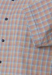 Kurzärmliges karierter Hemd in Blau, Orange und Gelb mit einer Brusttasche. Verfügt über einen Knopfverschluss und ein karriertes Design.