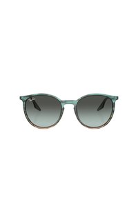 Occhiali da sole con montatura trasparente verde, lenti grigie sfumate, design rotondo a occhio di gatto e logo Ray-Ban sulla lente sinistra.