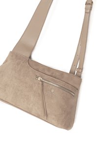 Borsa a tracolla in suede beige con tracolla in pelle liscia, tasca frontale con zip e logo del marchio impresso. Design compatto e rettangolare.