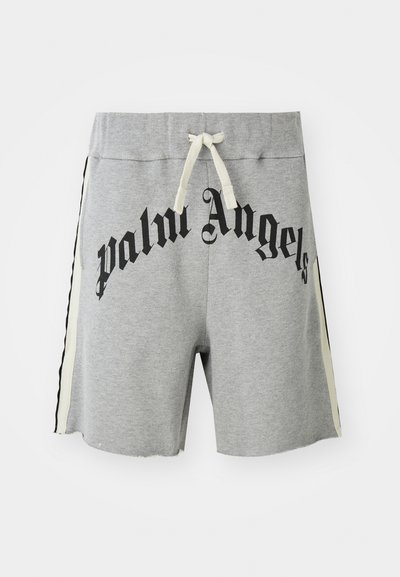 Gaiši pelēki ikdienas šorti ar krēmkrāsas stiepli, melnām un krēmkrāsas sānu svītrām, un lielu melnu "palm angels" tekstu priekšā.