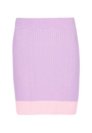 Gonna a costine color lilla con una fascia rosa sull'orlo, caratterizzata da una silhouette aderente e una consistenza morbida. Nessuna chiusura visibile.