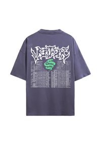 Paars oversized T-shirt met witte gestileerde tekst, groene slangengrafiek en meerdere regels kleine witte tekst op de achterkant.