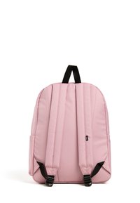 Un sac à dos en tissu rose avec un dos rembourré, des bretelles noires et une poignée supérieure. Il présente une forme épurée et arrondie ainsi qu'un design minimaliste.